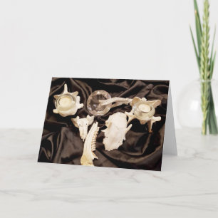 Carte Os d'animaux et bougies sur satin noir