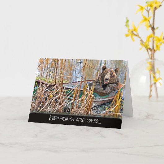 Carte ours d'anniversaire souriant dans un bateau à rame (Fleur jaune)