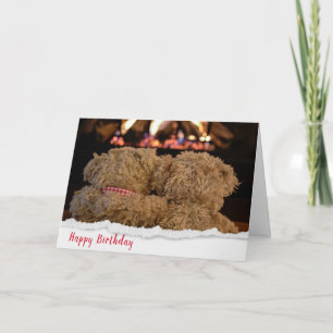 Carte ours en peluche d'anniversaire près de la cheminée