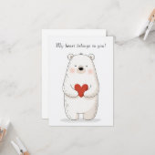 Carte Ours polaire mignon en train de serrer un cœur rou (Devant/Arrière en situation)