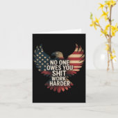Carte Owes You Work Harder Distressed American Flag (Fleur jaune)