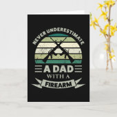 Carte Papa avec une arme à feu Cadeau drôle pour la fête (Fleur jaune)