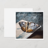 Carte Papillon assis sur un livre ouvert, personnalisabl (Devant / Derrière)