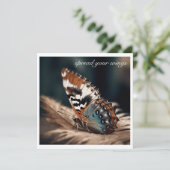 Carte Papillon assis sur une plume douce (Debout devant)