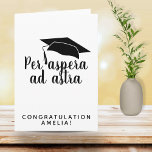 Carte Par aspera ad astra Latin Citation Casquette Gradu<br><div class="desc">Par aspera et astra Latin Citation noir Script Graduation Card. Une citation latino populaire signifiant Par les épreuves aux étoiles est grand pour un diplômé. Script noir tendance et casquette noire. Félicitez le diplômé du lycée,  du collège ou de l'université et ajoutez le nom.</div>