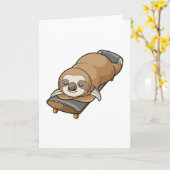 Carte Paresseux dormant avec skateboard (Fleur jaune)