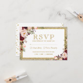 Carte Parties scintillant d'or Burgundy Blush Floral Wed (Devant/Arrière en situation)