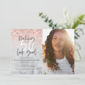 Carte Parties scintillant d'or rose moderne 50e annivers (Debout devant)