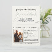 Carte Passeport RSVP - Sage & Beige | Rustique (Debout devant)