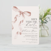 Carte Pastel Beige Coquette Bow Fête des mariées Invitat (Debout devant)