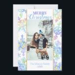 Carte Pastel Watercolor Winter Snowflake Photo Noël<br><div class="desc">Ce design de vacances présente des flocons de neige pastel aquarelle entourant votre photo préférée sur un arrière - plan blanc avec "Joyeux Noël" en élégant script ci-dessus et votre nom de famille et année ci-dessous. Au contraire, le message éditable "Nous espérons que vous avez un Noël fabuleux entouré de...</div>