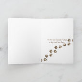 Carte patte d'anniversaire dans la main de l'homme (Intérieur)