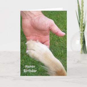 Carte patte d'anniversaire dans la main de l'homme