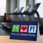 Carte Peace Love Thérapie physique PT<br><div class="desc">Cette mignonne carte de physiothérapeute comporte un signe de paix,  le coeur,  et les lettres PT pour la physiothérapie. Cartes de vacances ou de Noël pour un bureau de physiothérapie ou d'affaires.</div>