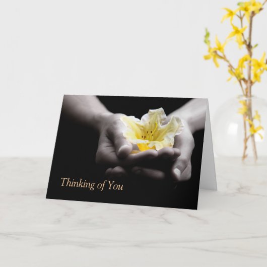 Carte Pensée à vous fleur de jaune dans des mains (Fleur jaune)