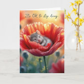 Carte Penser à vous Souris Nichée dans un coquelicot rou (Fleur jaune)