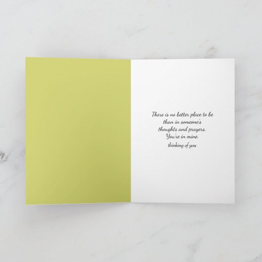 Carte Pensez à vous Cardinal sur une chaise en osier (Intérieur)