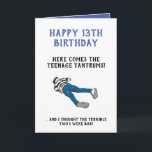 Carte Personnalisé Funny 13e anniversaire | Adolescent<br><div class="desc">Carte du 13e anniversaire pour célébrer un enfant qui devient adolescent. Une image d'un adolescent sur le sol avec les mots "ICI VIENT LES TANTRUMS ADOLESCENTS! ... ET JE PENSAIS QUE LES TERRIBLES DEUX ÉTAIENT MAUVAIS !"</div>