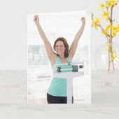 Carte Perte de poids réussie. Pesage heureux de femme (Fleur jaune)