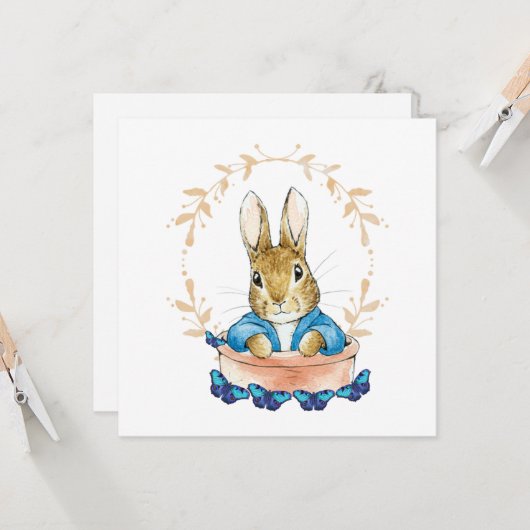 Carte Peter le lapin en pot avec des papillons bleus (Devant/Arrière en situation)