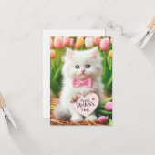 Carte Petit Chat Fluffy Blanc dans un Champ de Tulipes p (Devant/Arrière en situation)