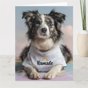 Carte Petit chien dans un T-shirt "Namaste" sur un Yoga 