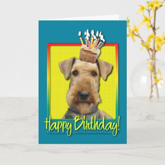 Carte Petit gâteau Airedale d'anniversaire (Fleur jaune)