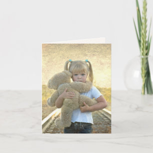 Carte Petite fille avec ours en peluche sur la voie ferr