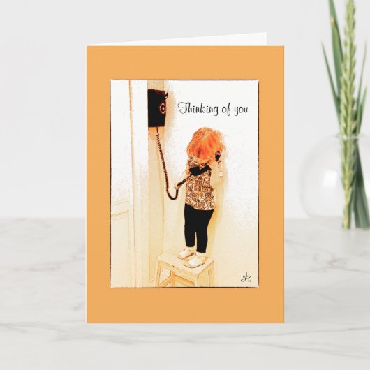 Carte Petite fille parlant à un vieux téléphone de mode (Devant)