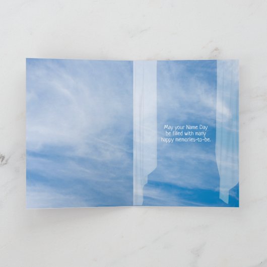 Carte Petite fille volant un cerf-volant en vue de la fe (Intérieur)