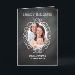 Carte Photo Christmas Chalkboard Look Oval<br><div class="desc">Cette jolie bordure photo sur un arrière - plan à l'allure de tableau noir est parfaite pour ajouter votre photo et vos informations personnelles de nom de famille. L'intérieur de la carte donne de la place pour le message de vacances et votre signature.</div>