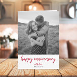 Carte Photo d'anniversaire moderne | Style rouge minimal<br><div class="desc">Carte photo plié simple et élégant "Happy Anniversary" dans une typographie minimaliste moderne rouge profond et complémentaire "avec amour" dans le style correspondant. Votre nom et votre message intérieur peuvent facilement être personnalisés pour une carte unique avec une touche personnelle! La carte montre une image d'un jeune couple amoureux en...</div>
