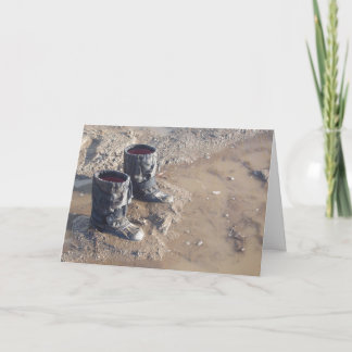 Carte photo de bottes de enfants dans une flaque d