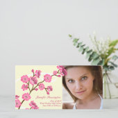 Carte photo de graduation en cerisier design et te (Debout devant)