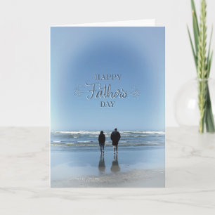 Carte Photo de marche sur la plage pour la fête des père
