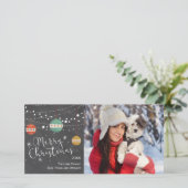 Carte photo de Noël avec ornements sur tableau noi (Debout devant)