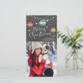 Carte photo de Noël avec ornements sur tableau noi (Debout devant)