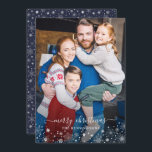 Carte Photo de Noël de la Marine Blue Winter Snowflics<br><div class="desc">Navy Blue Winter Snowflakes Christmas Photo Cartes de Noël avec votre photo et un cadre sucré de flocons blancs blanches blanches blanches. L'arrière est un bleu marine festif,  mais peut être changé. Veuillez nous contacter à cedarandstring@gmail.com si vous avez besoin d'aide pour la conception ou les produits correspondants.</div>