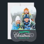 Carte photo de Noël de script de tableau noir<br><div class="desc">Simple chic design carte photo de Noël moderne dispose d'élégante typographie de script de calligraphie sur un arrière - plan de texture de tableau de bord faux. Personnalisez le design avec votre photo de famille personnalisée et votre nom. Cliquez sur le bouton "Customiser" pour ajouter du texte et des photos...</div>