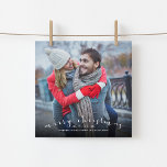 Carte photo de Noël magnétique à superposition de<br><div class="desc">cartes photos magnétiques imprimés sur mesure abordables avec des modèles simples pour la personnalisation. Ce design élégant présente un design simple de superposition photo avec "Joyeux Noël" dans une police de script de calligraphie moderne. Personnalisez-le avec vos photos, nom, année ou autre texte personnalisé. Utilisez les outils de conception pour...</div>
