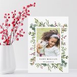 Carte photo de vacances aux Berries rouges vertes<br><div class="desc">Envoyez un accueil de vacances à votre famille et à vos amis. Cette carte de vacances présente des baies peintes d'aquarelle rouge,  des branches de pins,  des eucalyptus et des feuilles verts avec les mots "Joyeuses fêtes". Customisez ceci en changeant l'image avec votre propre photo et texte.</div>
