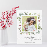 Carte photo de vacances aux Berries rouges vertes<br><div class="desc">Envoyez un accueil de vacances à votre famille et à vos amis. Cette carte de vacances présente des baies peintes d'aquarelle rouge,  des branches de pins,  des eucalyptus et des feuilles verts avec les mots "Joyeux Noël". Customisez ceci en changeant l'image avec votre propre photo et texte.</div>