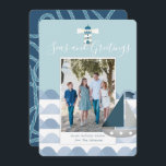 Carte photo de vacances de Noël côtier<br><div class="desc">Ce carte photo de vacances "Seas and Greutts",  au style nautique chic,  dispose d'un arrière-plan bleu turquoise clair avec voilier,  phare et vagues. L'envers est orné d'un arrière - plan bleu marine avec des motifs de corde. Personnalisez-le selon vos besoins. Vous pouvez trouver des produits correspondants dans mon magasin.</div>