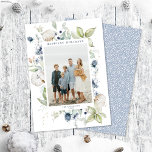 Carte photo de vacances Frosty Winter Foliing Fram<br><div class="desc">Ce carte photo de vacances élégant et classique présente votre photo encadrée par de beaux feuilles d'aquarelle, des baies et d'autres verdure sur un arrière - plan blanc simple. L'accueil sur le devant dit "HAPPIEST HOLIDAYS" dans une police serif classique. L'arrière de la carte a un simple arrière - plan...</div>