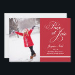 Carte Photo de Vacances | Paix et la Joie en Rouge<br><div class="desc">Une carte de voeux élégant et contemporain dispose d'un écran vertical de photo et "Paix et Joie" dans une police de script décoratif sur le devant,  et un motif de rayures diagonales sur le dos. Couleurs rouge et blanche de conception.</div>