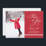 Carte Photo de Vacances | Paix et la Joie en Rouge<br><div class="desc">Une carte de voeux élégant et contemporain dispose d'un écran vertical de photo et "Paix et Joie" dans une police de script décoratif sur le devant,  et un motif de rayures diagonales sur le dos. Couleurs rouge et blanche de conception.</div>