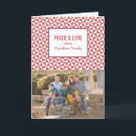 Carte photo de vacances Red Modern Triangles<br><div class="desc">Carte de voeux de vacances Triangles moderne design et tendance avec un simple arrière - plan de motif triangle géométrique en rouge et blanc. Ce carte photo moderne et élégant peut être facilement customisé avec votre propre photo de famille et un accueil de Noël personnalisé. Pour plus d'options de personnalisation,...</div>