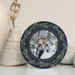 Carte photo de vacances Wreath Winter<br><div class="desc">Un carte photo de vacances élégant, aux formes arrondies uniques, présente une photo préférée sur un arrière - plan bleu marine, encerclé par une couronne de feuillage vert et de baies rouges d'hiver. Personnalisez-vous avec un accueil de vacances personnalisé (montré avec "vous avez un joyeux petit Noël"), votre nom ou...</div>