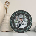 Carte photo de vacances Wreath Winter<br><div class="desc">Un carte photo de vacances élégant, de forme ronde unique, présente une photo préférée sur un arrière - plan gris riche, encerclé par une couronne de feuillage vert muet et de baies blanches d'hiver. Personnalisez-vous avec un accueil de vacances personnalisé (montré avec "vous avez un joyeux petit Noël"), votre nom...</div>