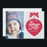 Carte photo d'ornement de Noël rétro<br><div class="desc">Joli ornement de noël rouge rétro sur un carte photo à rayures modernes bleu et blanc avec "c'est la saison pour être jolis typographie.</div>